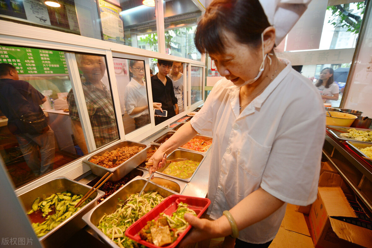 广东老板开快餐店，开业先“免费”，年收100万，高手的生意经