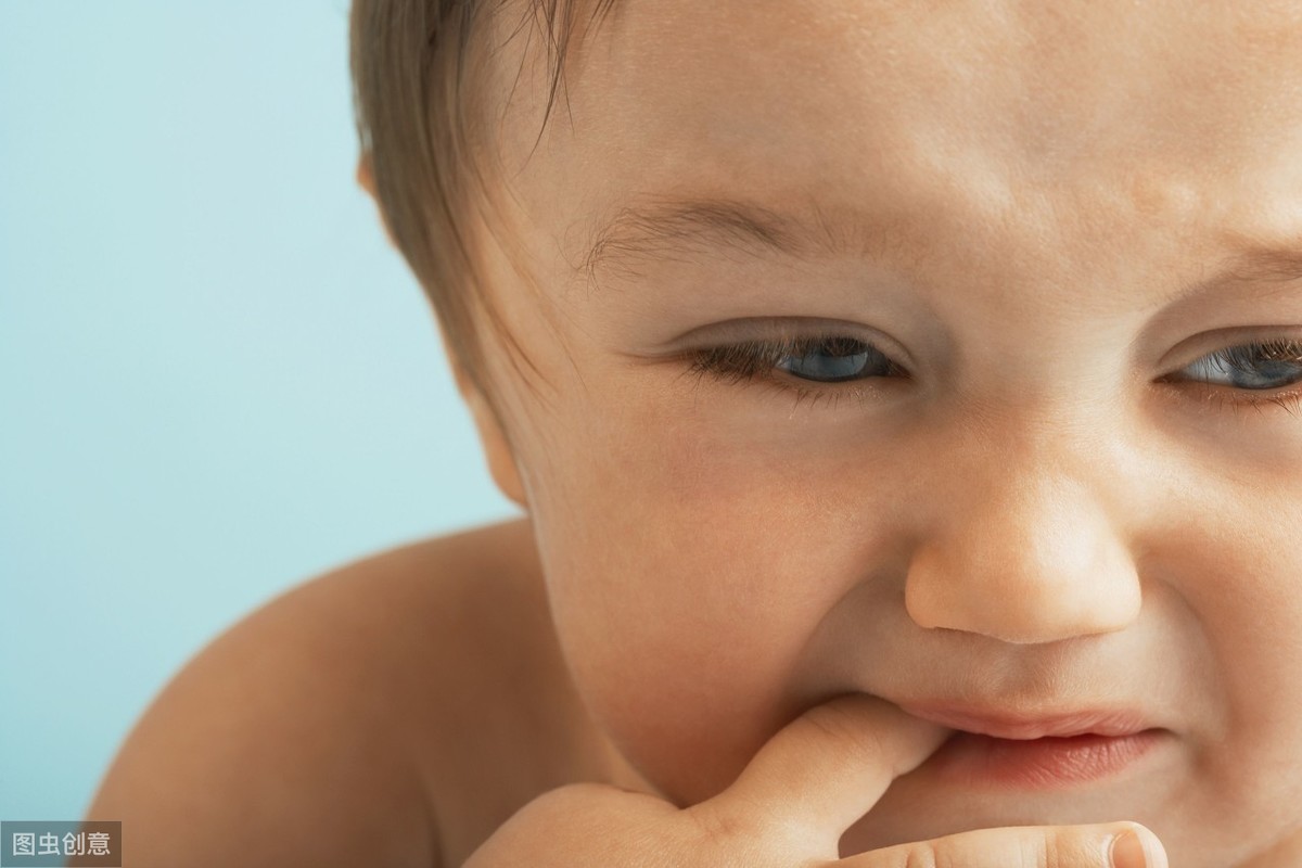 子供の口内炎の症状としては、唇や舌、口の中の頬の内側などにできます。
