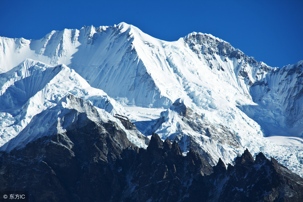 庄严、巍峨、肃穆，圣洁美丽的雪山，描写雪山的句子