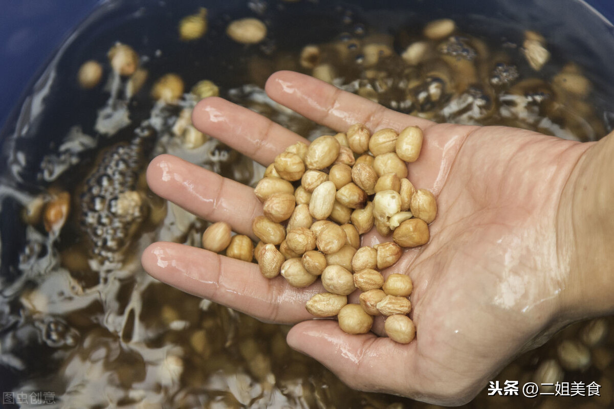 过年炸花生米，记住“1泡2凉3滴酒”，不糊不回软，焦香酥脆