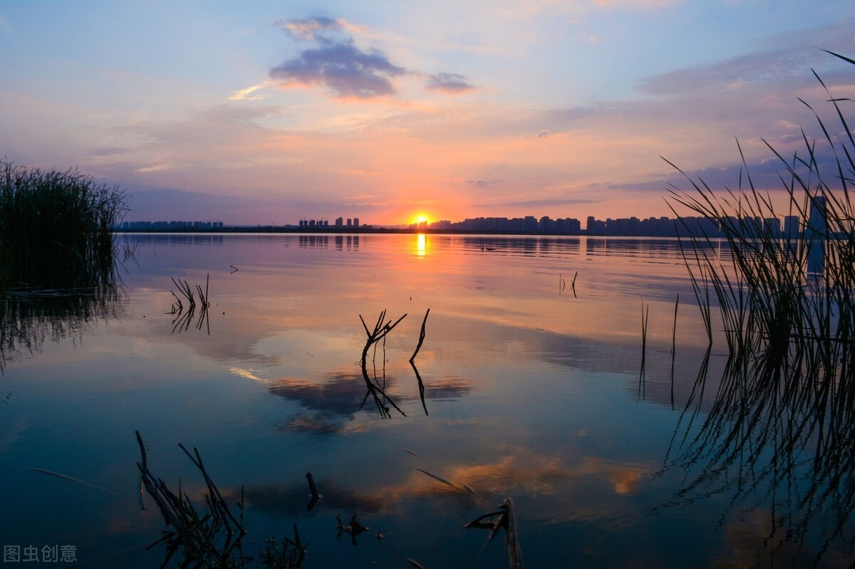 500首经典英文古诗词《Sunset and  Moonrise on the River》