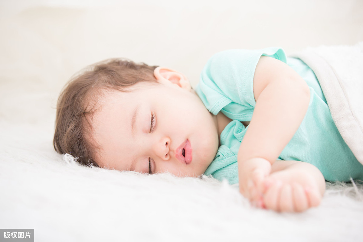 为什么宝宝喜欢投降式睡姿 - 早旭经验网