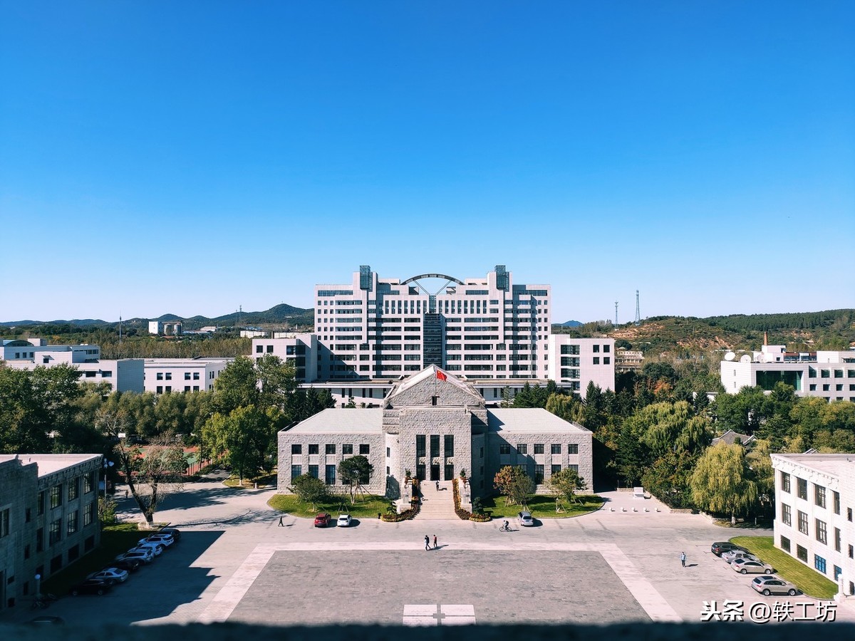 東北電力大學的前身為1949年創建的瀋陽電機高級職業學校,與新中國