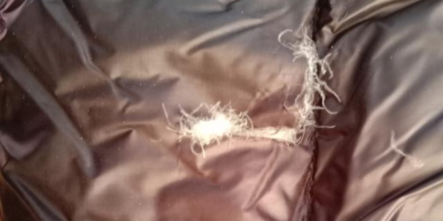 羽绒服破了个小洞怎么修补（羽绒服的无痕修补方法）