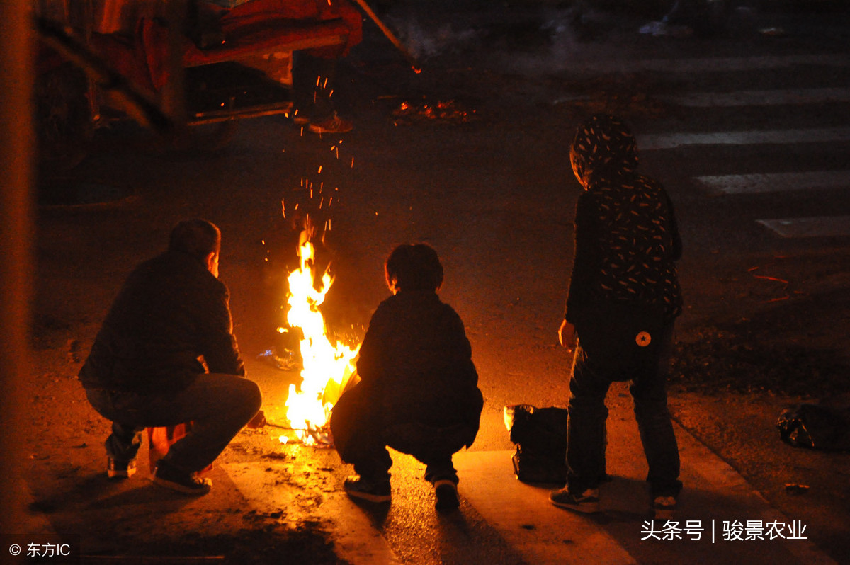 人死后为什么要烧衣服(为啥农村人们会在人死后把逝者的衣服烧掉？这里面有什么原因？)