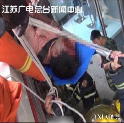 商场广告牌渗出血 满身伤的原因警方正在调查