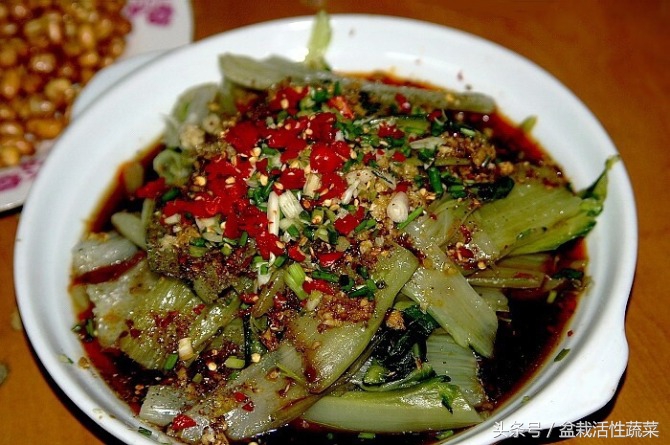 腐乳汁胡豆炒牛皮菜材料:牛皮菜,胡豆(蠶豆),幹辣椒,花椒,腐乳做法:1