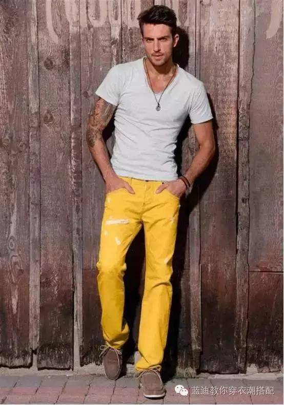 型男秋季穿搭秀，早秋各路型男的百搭亮色系色裤穿搭：黄色篇！