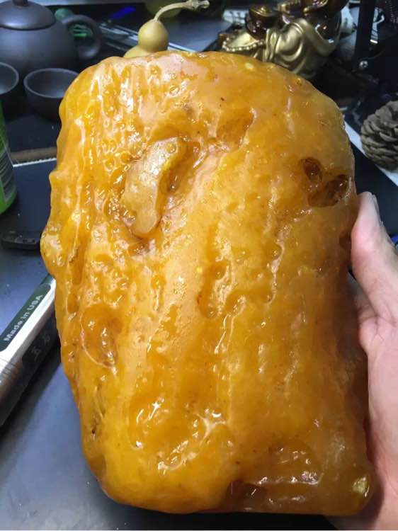 俄罗斯又发现蜜蜡矿，而且都是大块头