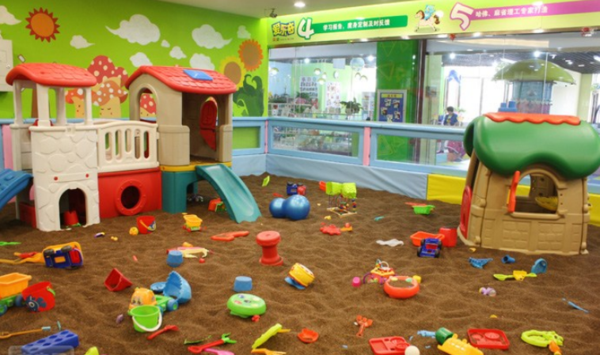 儿童游乐园的游乐设施有哪些，吸引小孩的广场游乐设备