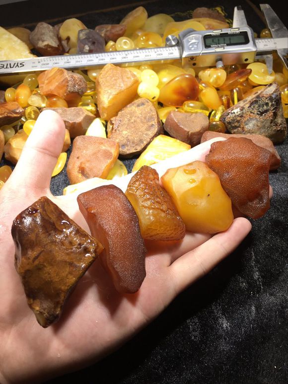 俄罗斯又发现蜜蜡矿，而且都是大块头