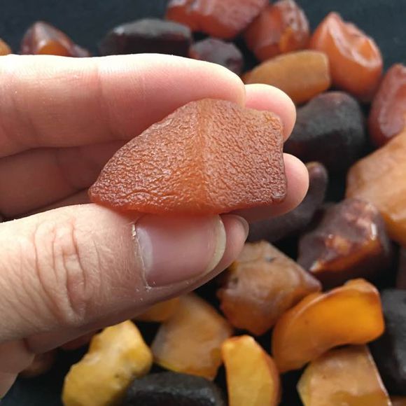俄罗斯又发现蜜蜡矿，而且都是大块头
