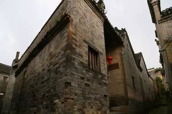 地址:桂林阳朔县高田镇郎梓村郎梓 [ zǐ ] 村村里现存有建于明朝的