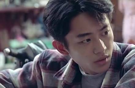 现在看来是撞脸黄轩陈昭荣是少有的,电影生涯早期几乎每部电影都和