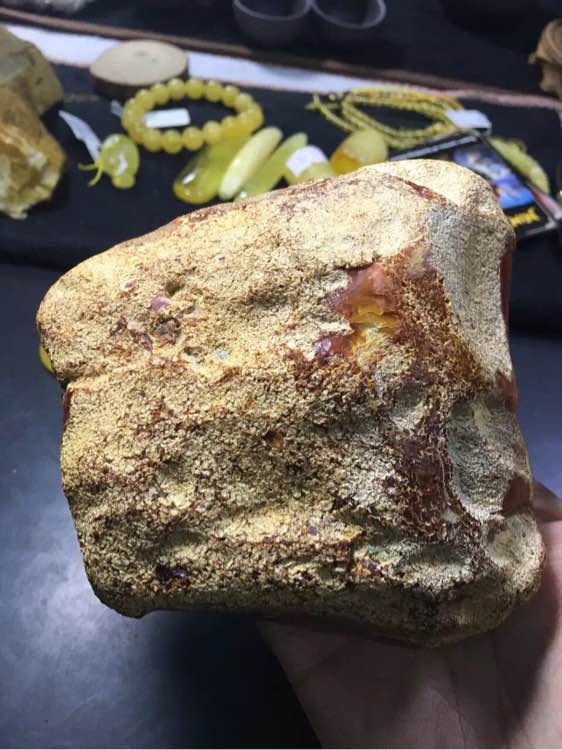 俄罗斯又发现蜜蜡矿，而且都是大块头