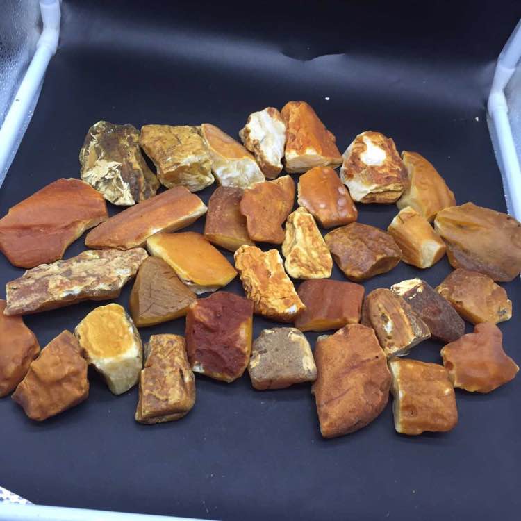 俄罗斯又发现蜜蜡矿，而且都是大块头
