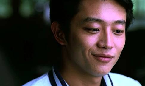 现在看来是撞脸黄轩陈昭荣是少有的,电影生涯早期几乎每部电影都和