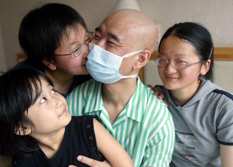 2005年，歌手丛飞因胃癌住院，资助的学生站在床头要钱