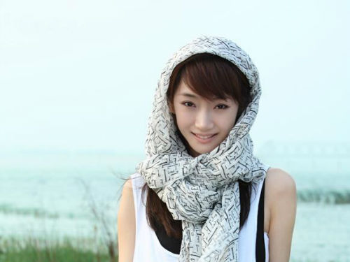 她姓爱新觉罗，2005年出道，长相甜美曾与刘德华合作