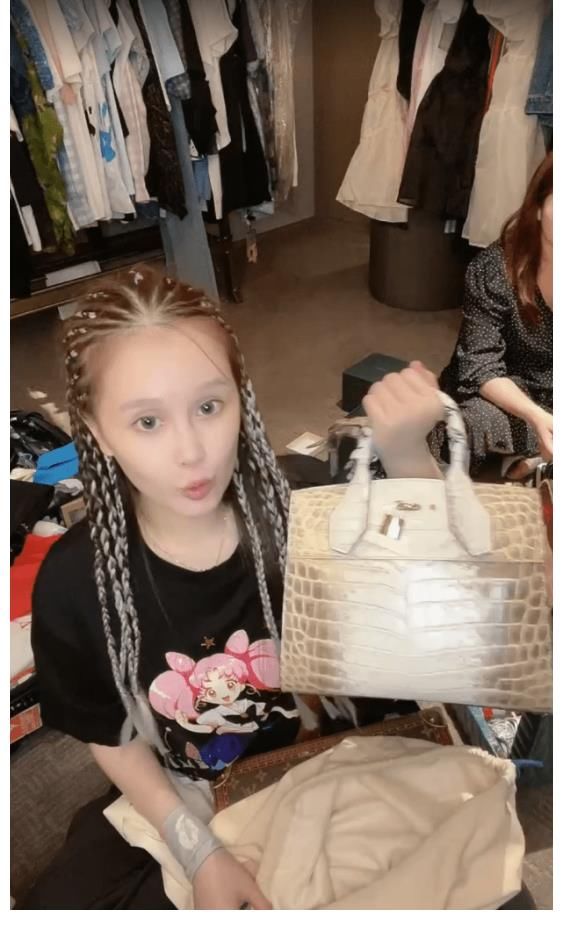 赵本山女儿花1000万镶牙，800万整容鼻子！网友痛批：富不过三代