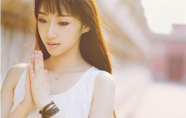 她姓爱新觉罗，2005年出道，长相甜美曾与刘德华合作