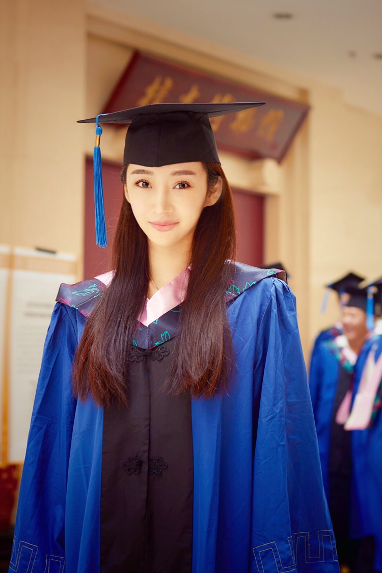 她姓爱新觉罗，2005年出道，长相甜美曾与刘德华合作