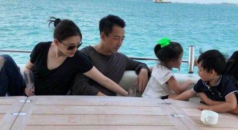 “曲终人散”的人生：大S一家忙着晒幸福，汪小菲满脸憔悴又孤单