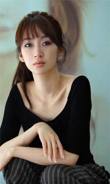 她姓爱新觉罗，2005年出道，长相甜美曾与刘德华合作