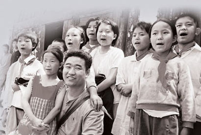 2005年，歌手丛飞因胃癌住院，资助的学生站在床头要钱