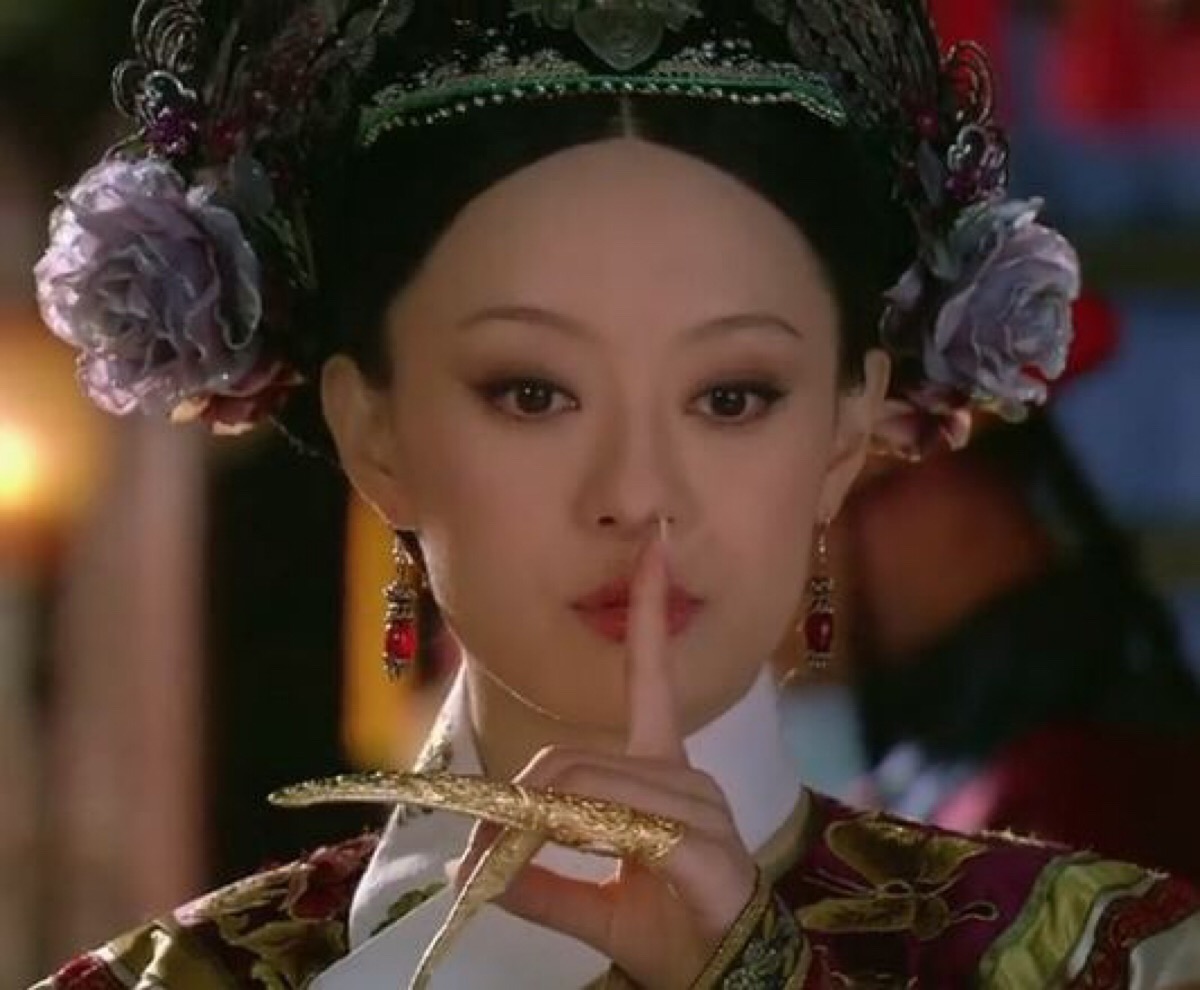 她姓爱新觉罗，2005年出道，长相甜美曾与刘德华合作