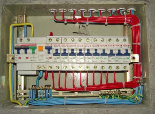 家庭装修做配电箱里，空气开关和漏保不能同时装，这是真的吗？