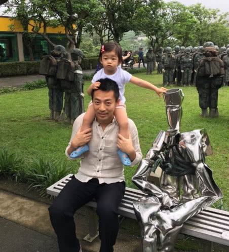 “曲终人散”的人生：大S一家忙着晒幸福，汪小菲满脸憔悴又孤单