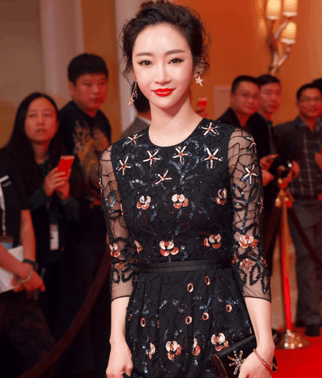 她姓爱新觉罗，2005年出道，长相甜美曾与刘德华合作