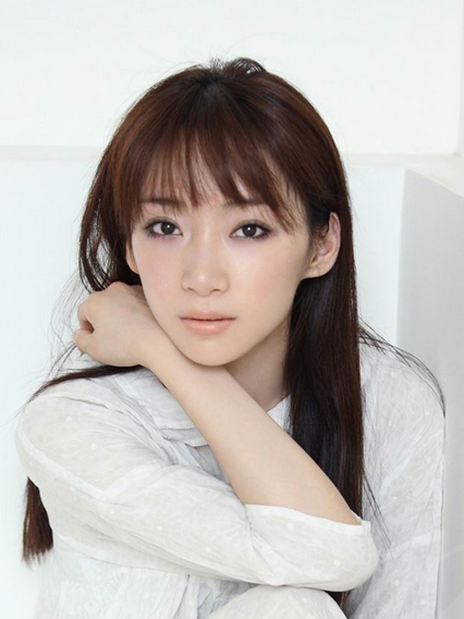 她姓爱新觉罗，2005年出道，长相甜美曾与刘德华合作