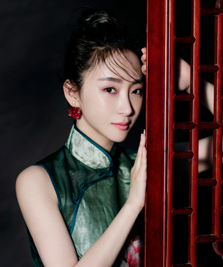 她姓爱新觉罗，2005年出道，长相甜美曾与刘德华合作