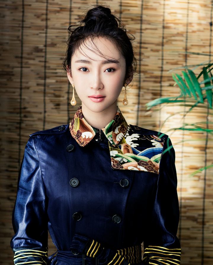 她姓爱新觉罗，2005年出道，长相甜美曾与刘德华合作