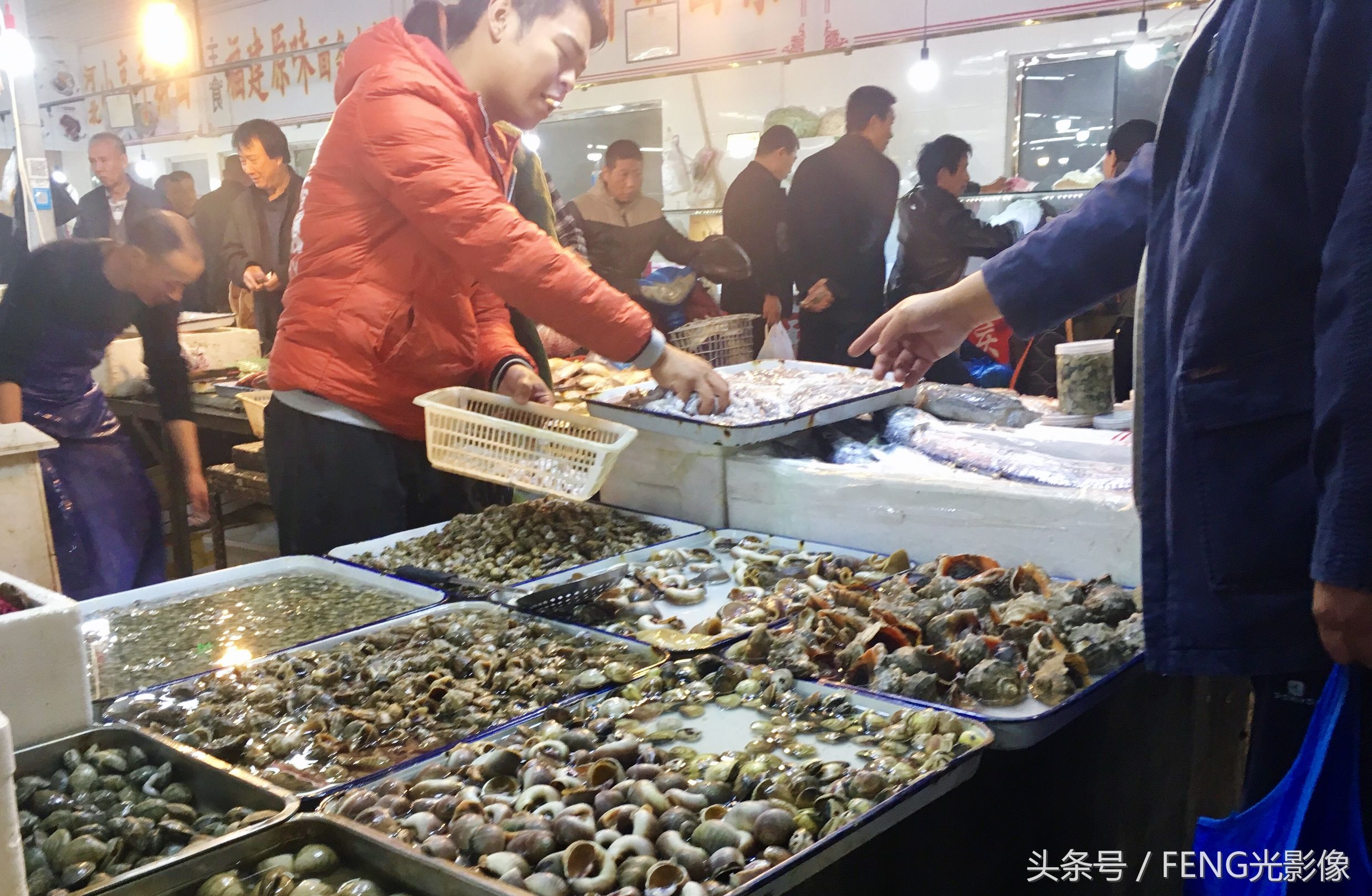 各种海鲜“相聚”北京一菜市场，引民众“抢购”，摊主日赚千元