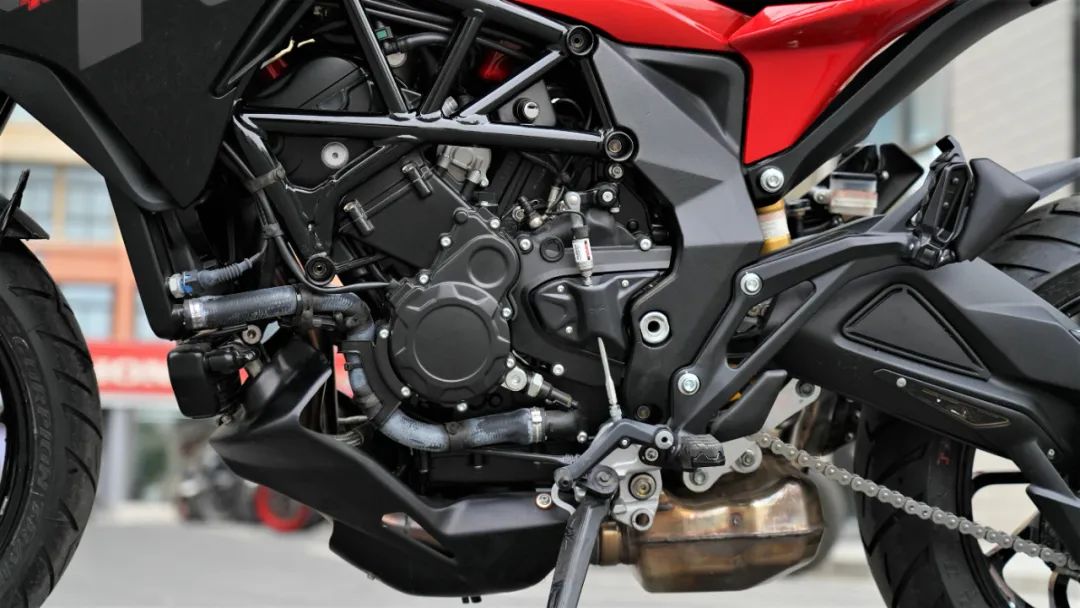 MV Agusta Turismo Veloce 800试驾，抄底的时候到了