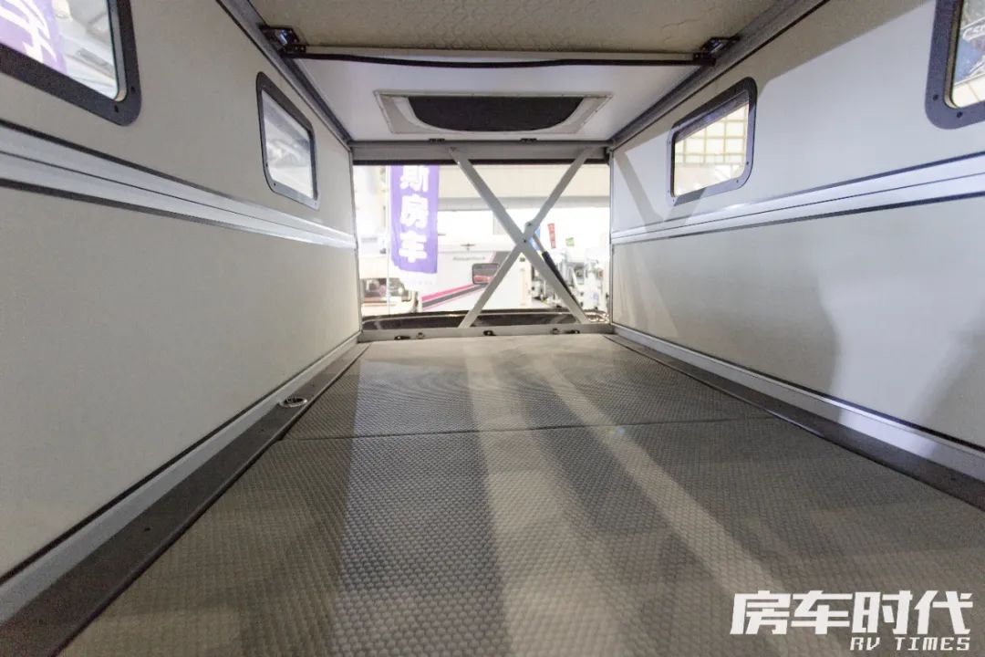 江铃小野牛V362升顶二代旗舰版 电动硬升顶设计 空间高效利用