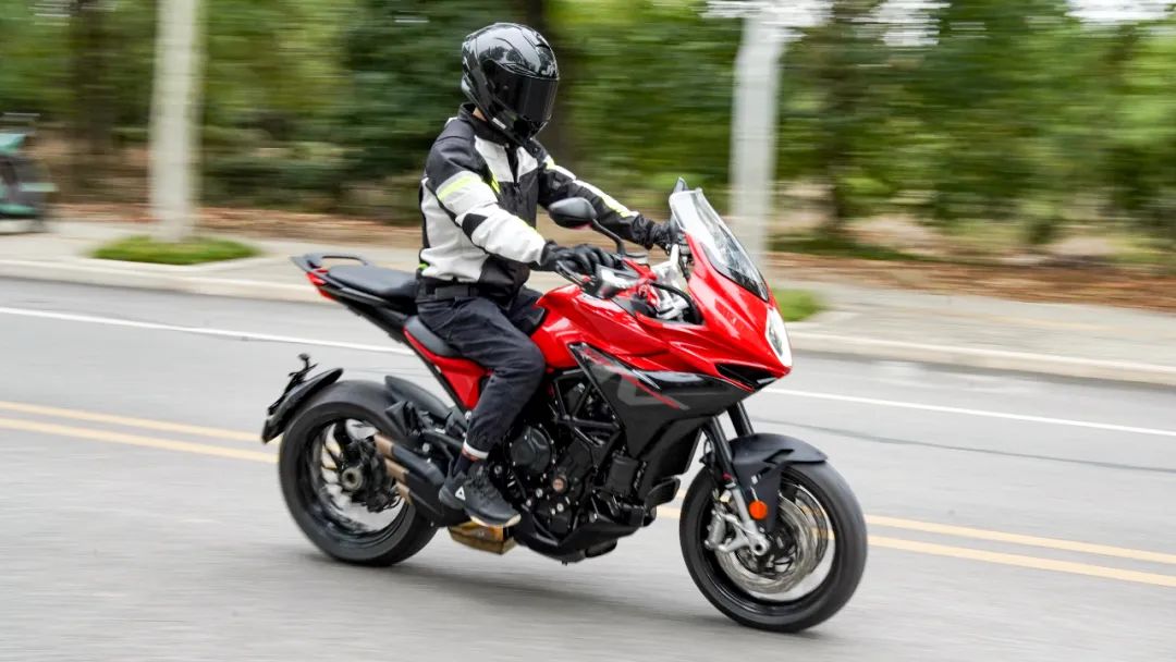 MV Agusta Turismo Veloce 800试驾，抄底的时候到了