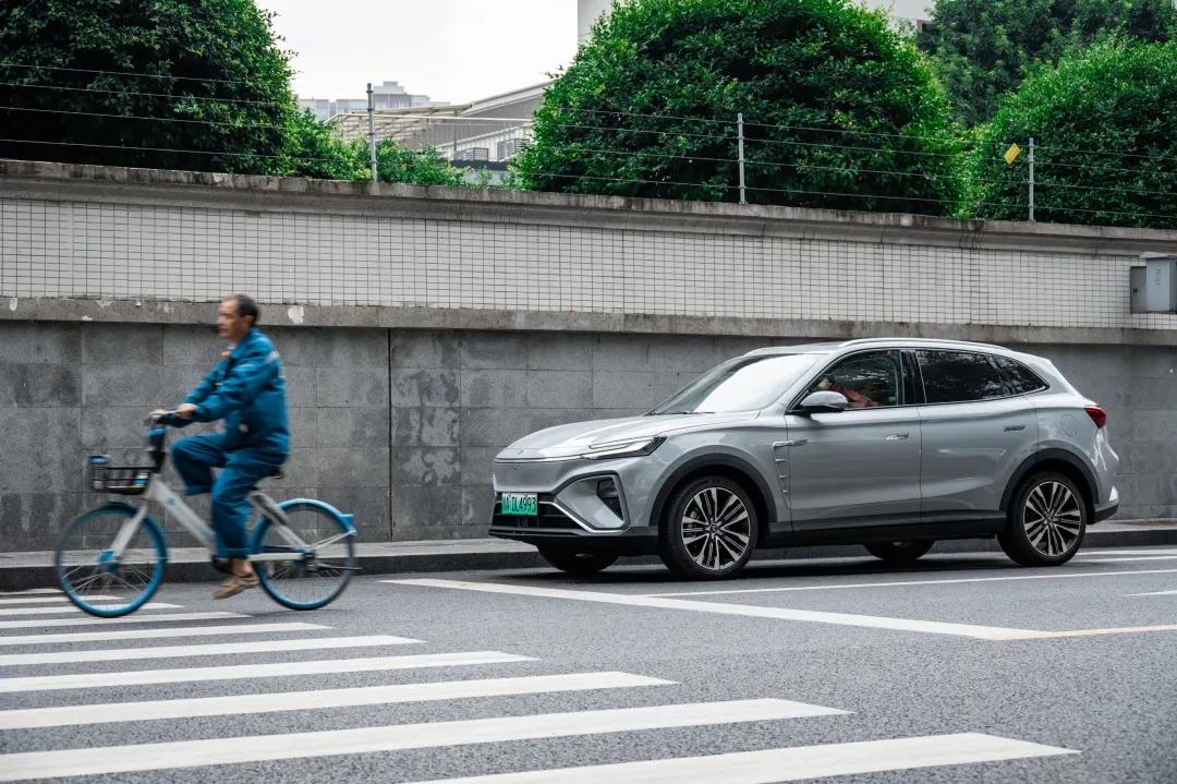 頂配續(xù)航超500、加速小于5秒，這個(gè)品牌的中型電動(dòng)車只賣26萬(wàn)