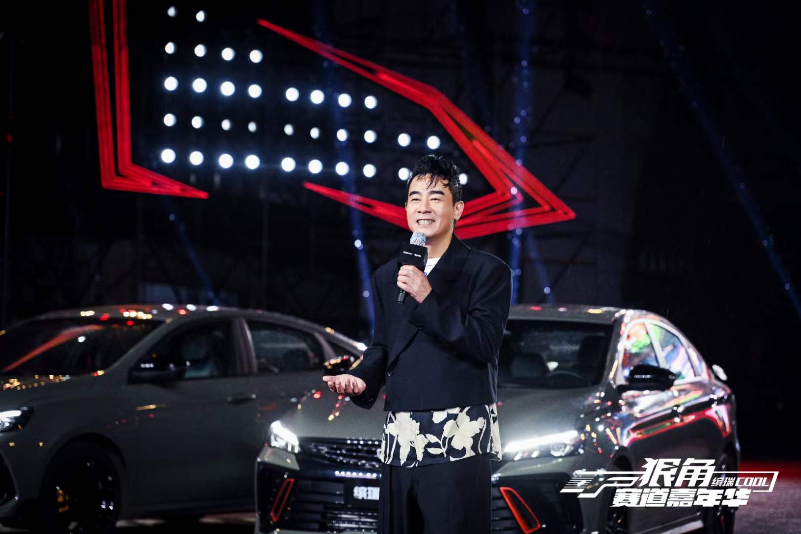 给他一首歌的时间就能燃爆整个舞台这是属于狠角们的耍狠时刻