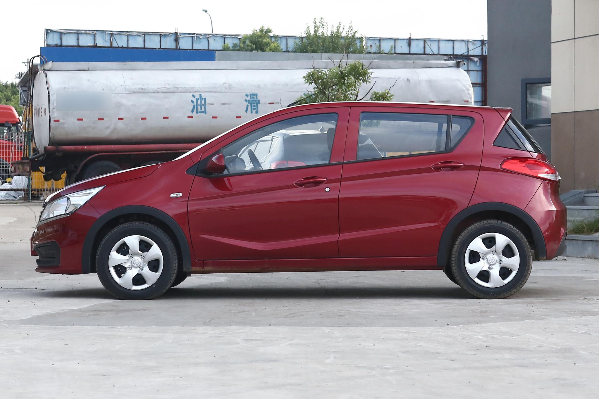 价钱便宜又省油的大5座代步车,空间很实用停车便捷,实拍宝骏310