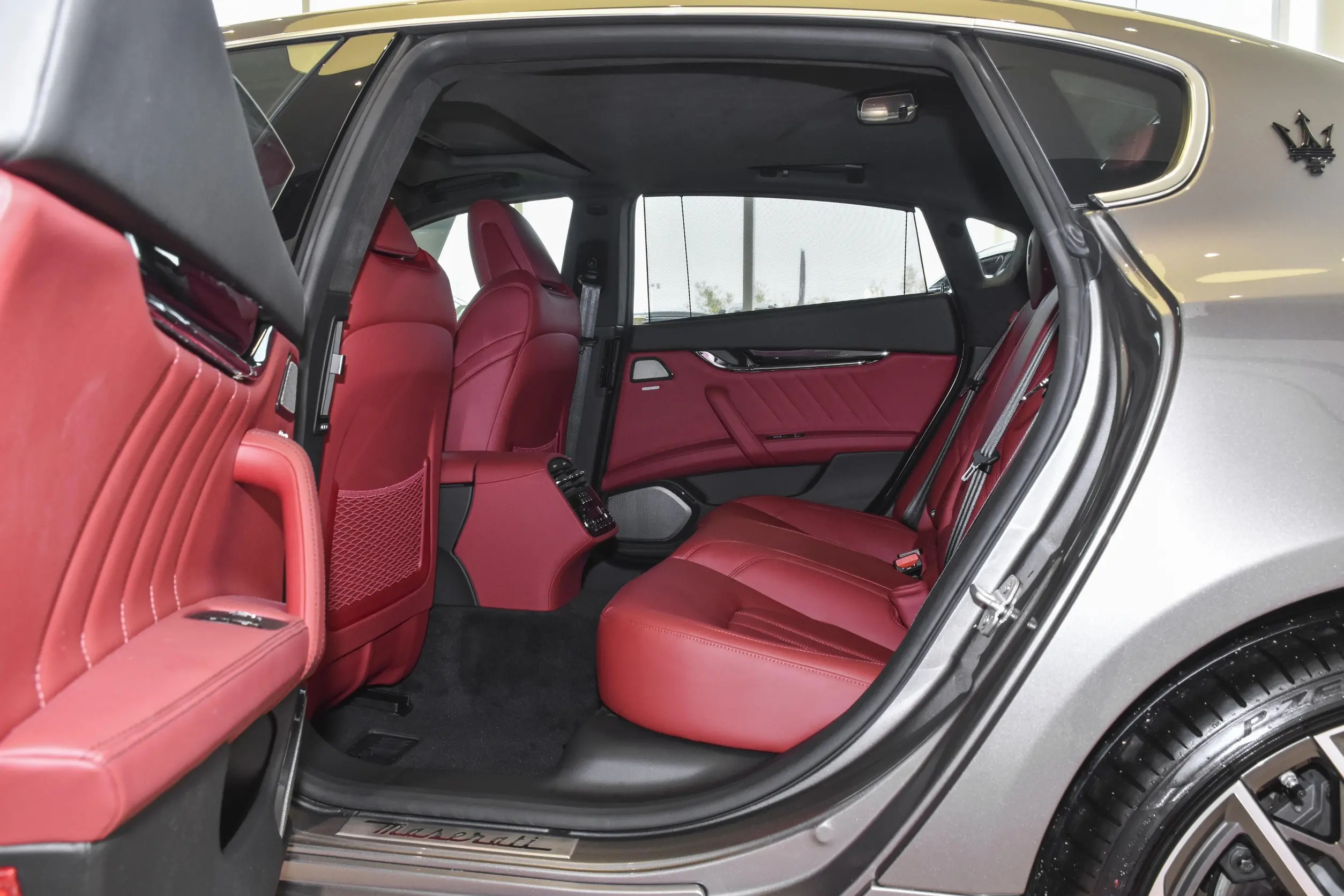 内饰方面,新款玛莎拉蒂总裁依旧沿用了老款车型的设计风格,中控台区域