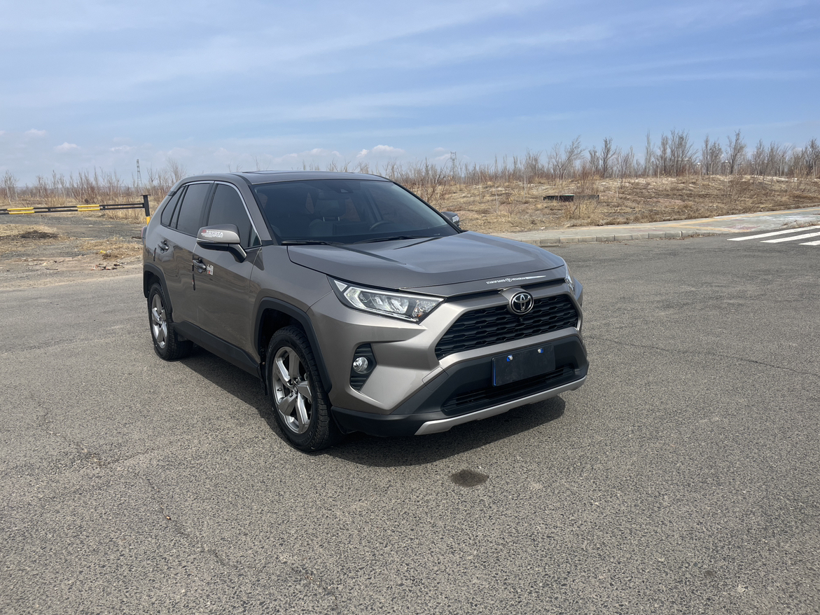 城市SUV新选择，代步出行好伙伴——二手丰田RAV4荣放