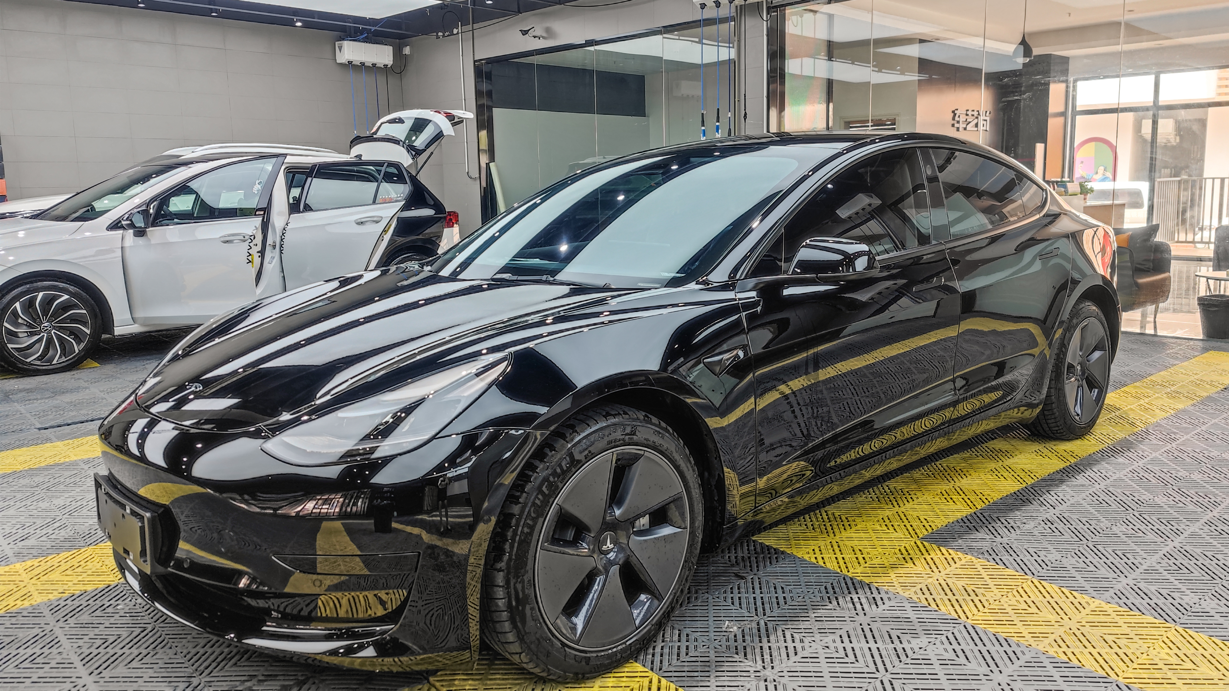 特斯拉model3装贴龙膜畅悦80 侧挡35 后档15隔热膜