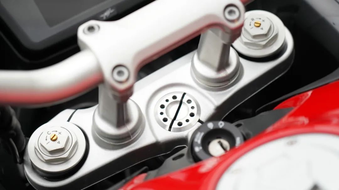 MV Agusta Turismo Veloce 800试驾，抄底的时候到了