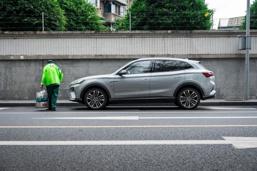 頂配續(xù)航超500、加速小于5秒，這個(gè)品牌的中型電動(dòng)車只賣26萬(wàn)