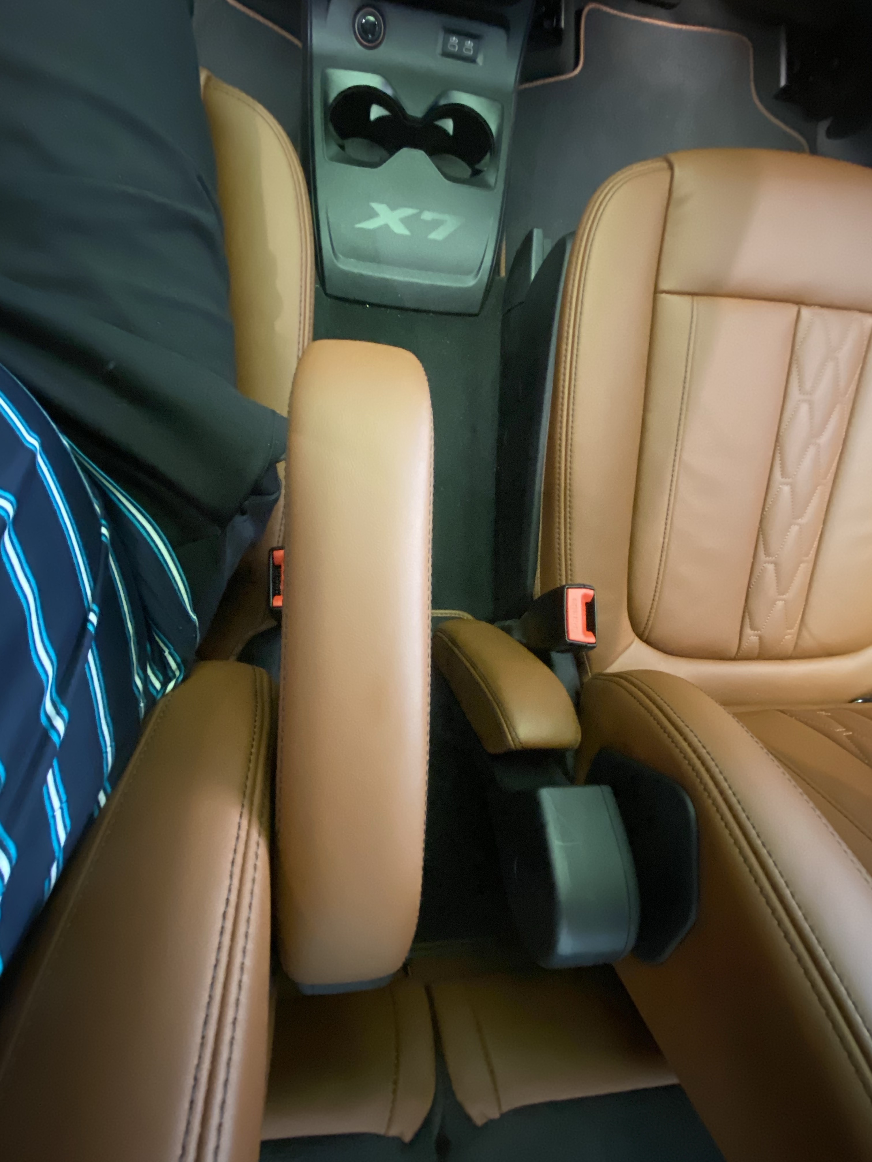 材料工程师评静态BMW X7：百万级宝马不该有槽点｜潘工车记