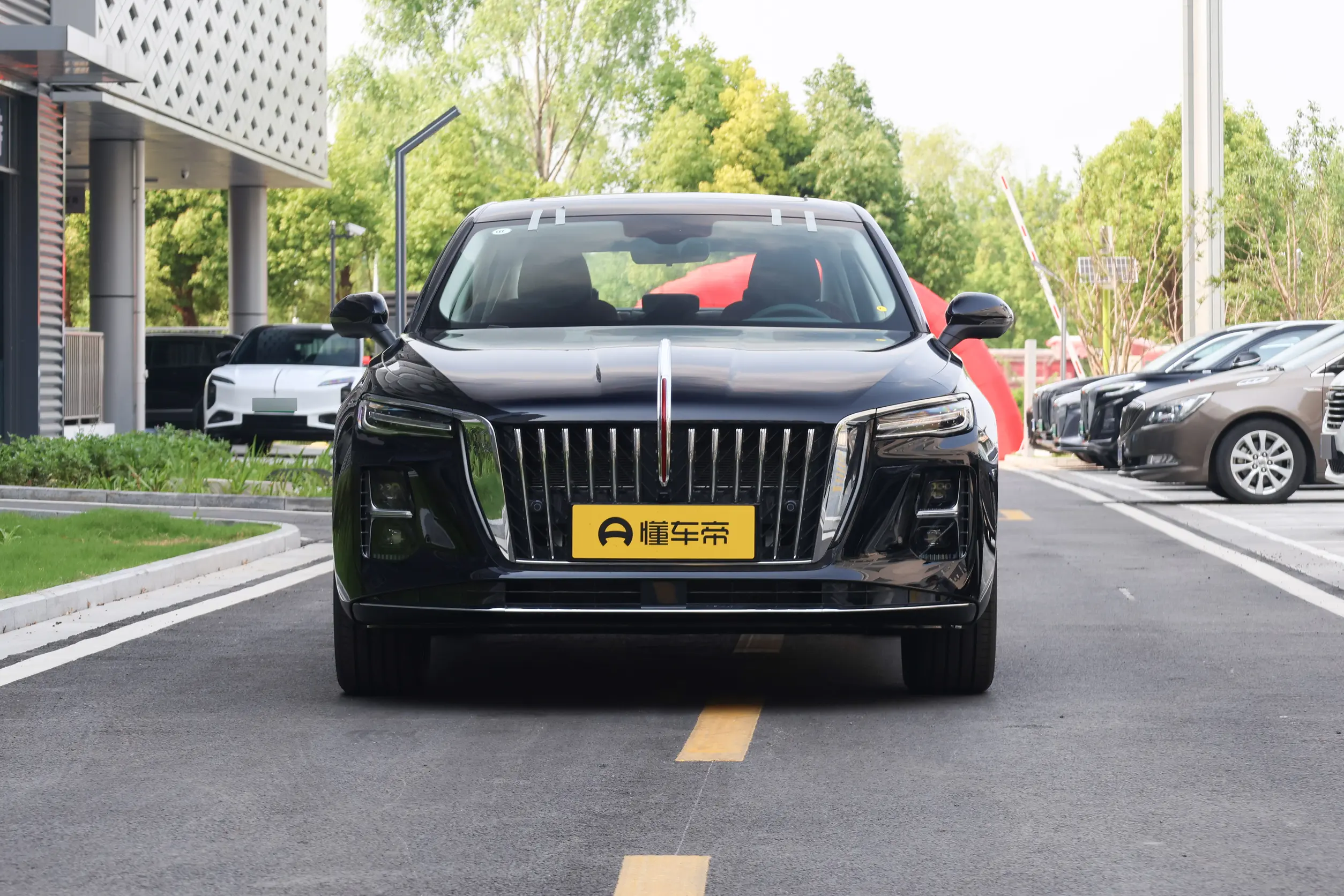 15万出头买合资B级车？这款国产插混更香，带你看红旗H5 PHEV